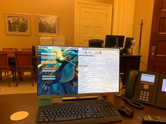 川普支持者闖進裴洛西的辦公室，並聲稱「裴洛西的電腦沒關」，還疑似偷走裴洛西的筆電。   圖：翻攝推特