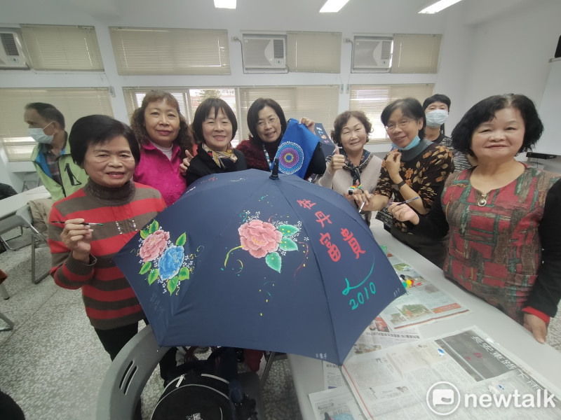 富雨洋傘提供樂齡大學教學支援，學員共同完成彩繪傘。   唐復年/攝