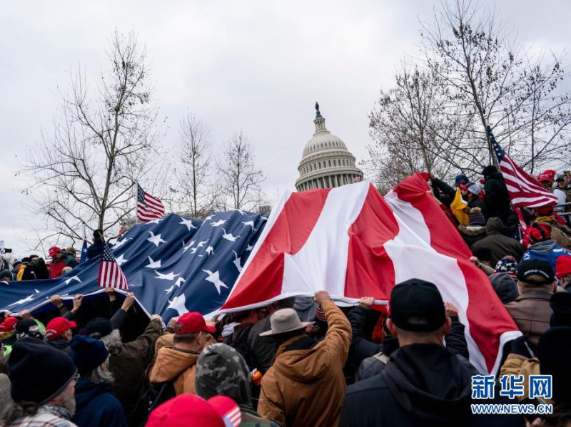 川普的支持者於當地時間1月6日攻入美國國會大廈，造成多人死傷。   圖 : 翻攝自新華網