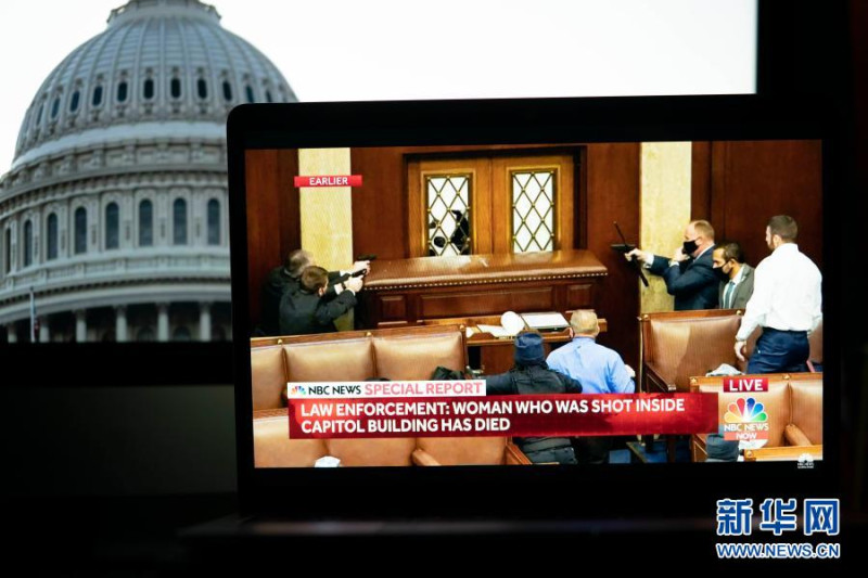 美國電視台直播1月6日川粉攻入美國國會大廈，與安全人員持槍對峙實況。   圖 : 翻攝自新華網