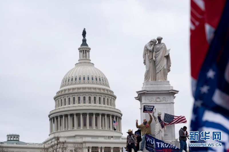 川普支持者站上國會大廈前的雕像，反對國會進行選舉人團選票確認。川粉國會暴動共造成5人死亡。   圖 : 翻攝自新華網