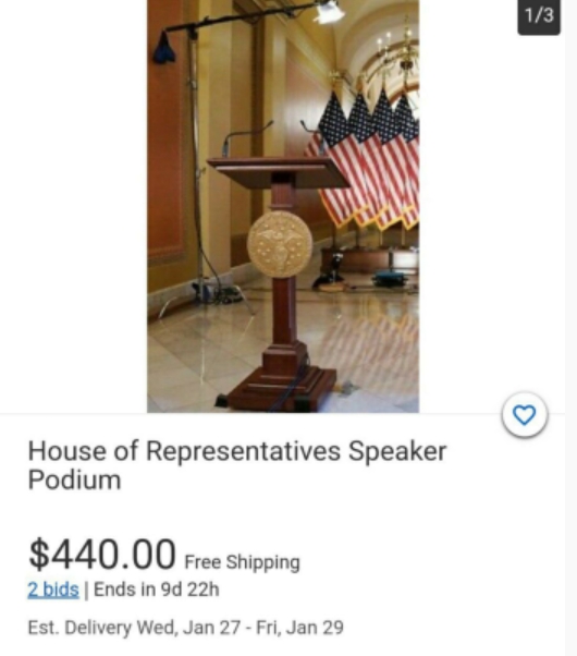 美國示威者趁亂搬走眾議院議長講台，還有網友發現該講台在eBay網站上拍賣。   圖 : 翻攝自環球時報