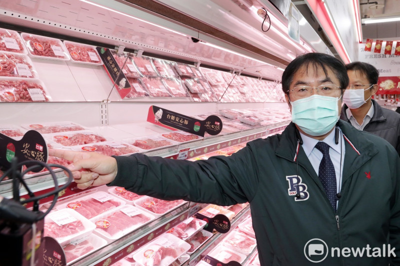 台南市長黃偉哲率領經發局、衛生局、農業局至賣場視察國產肉品銷售專區，以實際行動力挺國產豬肉。   圖：黃博郎／攝