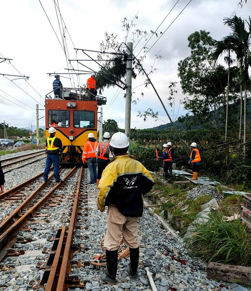 台鐵表示，因強風吹倒竹子壓損鐵路電車線，造成電路不通，目前已恢復通車。   圖：台鐵／提供