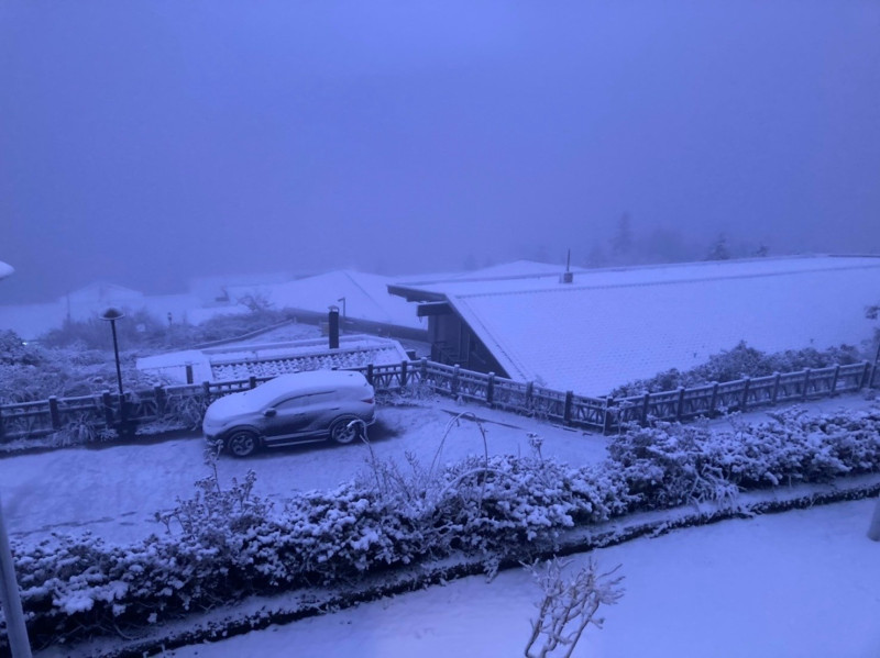 位於宜蘭的太平山國家森林遊樂區已經降下瑞雪，園區變成雪白世界。   圖：翻攝自太平山國家森林遊樂區臉書