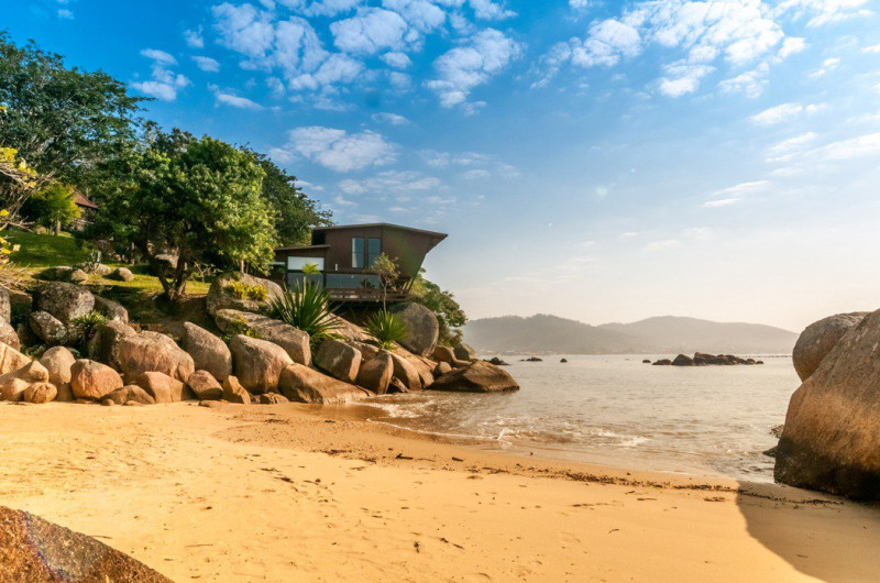 巴西聖卡塔琳娜的海濱度假別墅在平台被收藏超過30萬次，成為全球旅客疫後熱門首選。   圖： Airbnb /提供
