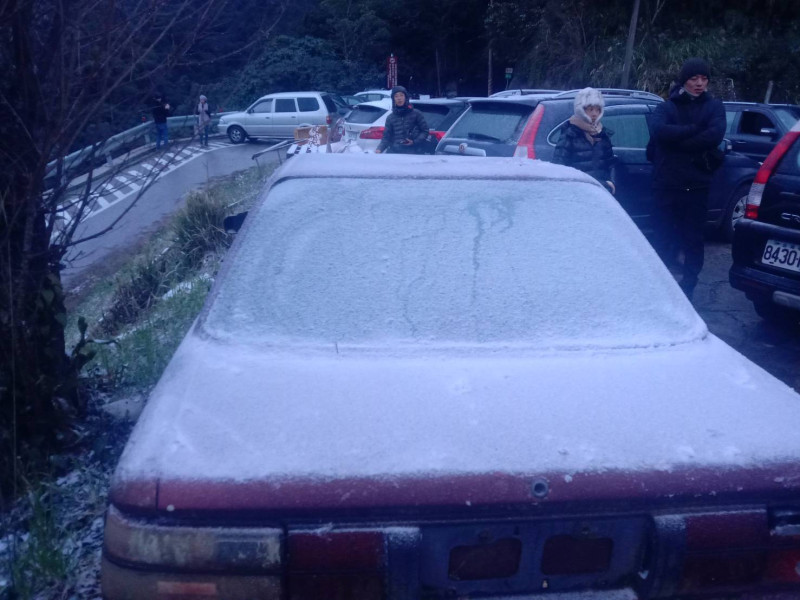 民眾上拉拉山賞雪，車子被白雪覆蓋。   圖：桃園市政府觀旅局/提供