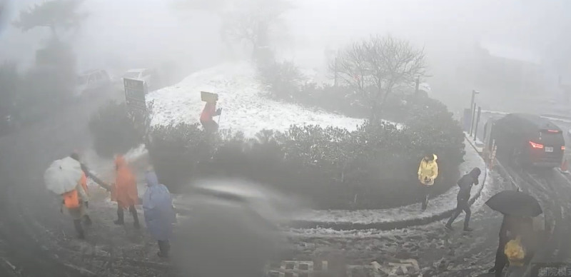 陽明山目前持續降雪，許多民眾不畏寒冷上山追雪。   圖：翻攝自陽明山國家公園二子坪停車場即時影像