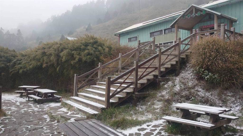 雪霸國家公園的369山莊於凌晨出現降雪。   圖：雪霸國家公園管理處／提供