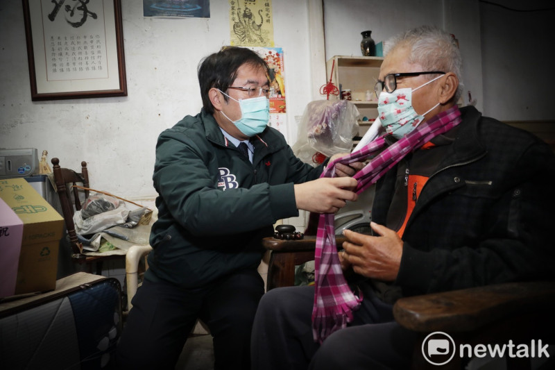 台南市長黃偉哲今日慰訪獨居長輩，並贈送適用的禦寒物資，為長輩在寒冬中送暖。   圖：台南市政府提供