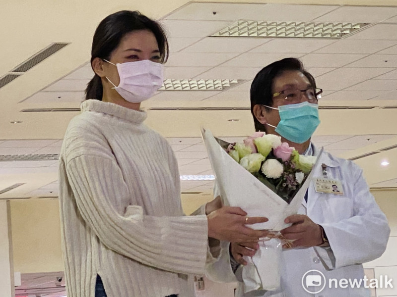 國民黨台北市議員鍾沛君今（8日）出院，贈花給主治醫師許文虎。   圖：周煊惠 ／攝