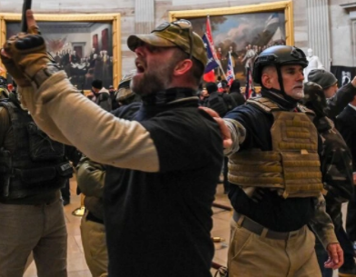 比較早進到議場的暴動者身穿防彈衣，在國會大廳拍照，其中有些人被網友指認是Antifa和BLM的人。   圖：翻攝自DC Police Department推特
