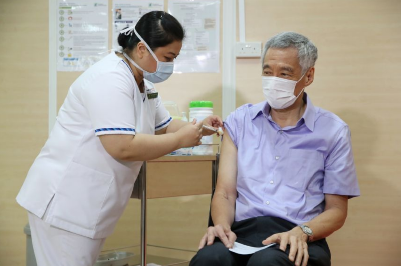 李顯龍表示，他在接種新冠肺炎疫苗後等待了30分鐘，沒有出現異常。   圖 : 翻攝自新加坡通訊及新聞部