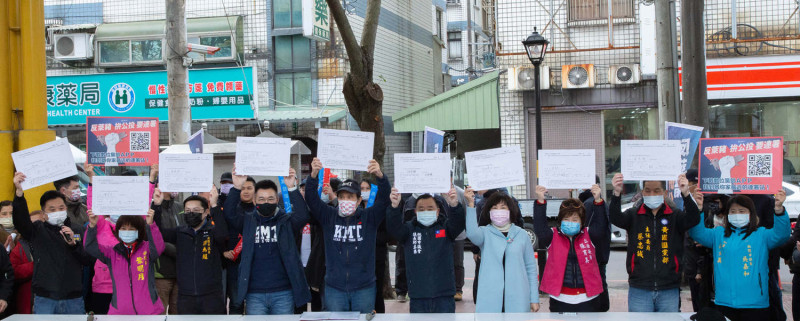 今（9日）國民黨主席江啟臣與前總統馬英九號召民眾連署，喊出「國民黨基於顧食安、保民主，提出兩項公投案，確保健康、維護民主。」   圖：翻攝自魯明哲臉書