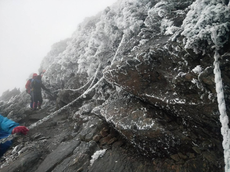 受寒流影響，玉山主峰線步道路面、鐵鍊多有結冰及霧淞。   圖：翻攝自「玉山國家公園」臉書