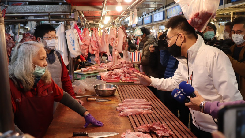 江啟臣也進到建國市場內關心豬肉攤販的生意。   圖 : 國民黨台中市黨部/提供