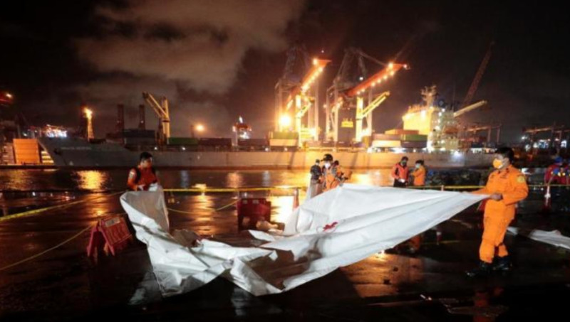 印尼當局今(10日)在首都雅加達附近海域，發現班機殘骸與屍塊。   圖:翻攝自新 華網