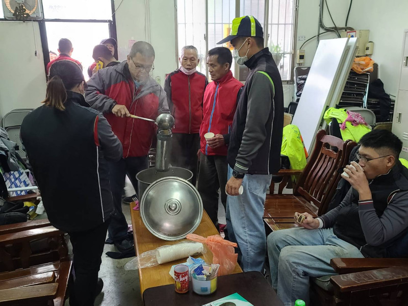 台中市環保局各清潔隊提供薑茶讓隊員保暖。   圖 : 台中市環保局/提供