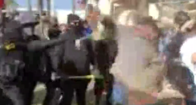 一群在加州的川普支持者進行示威時，卻意外踢到鐵板，被一群身著黑衣的抗議者圍攻，還被噴辣椒水。   圖：翻攝自網路