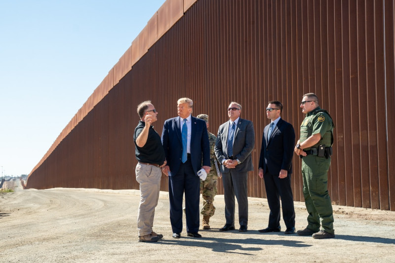 美國總統川普（左二）相當關切美墨邊境牆的工程進度，數度親自前往視察。   圖：翻攝自美國白宮臉書