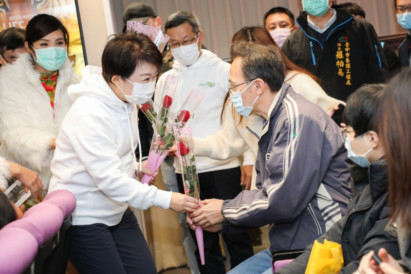 盧秀燕致贈玫瑰花束向燙平英雄致敬。   圖:台中市政府/提供