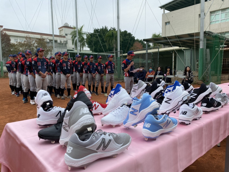 蔡其昌促成鑽石運動用品集團捐贈價值20萬元的棒球鞋給興大附農。   圖：蔡其昌辦公室/提供