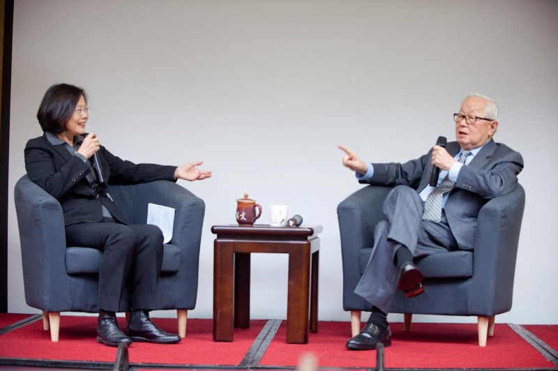 總統蔡英文（左）與台積電創辦人張忠謀數度會面，而她在19年前也主張不急於開放晶圓廠赴中國投資。   圖：翻攝自蔡英文臉書