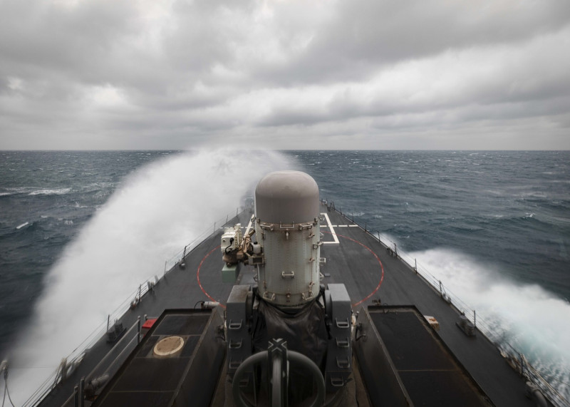 近來美國軍艦頻頻造訪經過台灣海峽，被指為威攝中國意味濃厚，圖為2020年12月底，約翰·S·麥肯號驅逐艦行經台灣海峽。   圖：美國印太司令部第七艦隊/提供