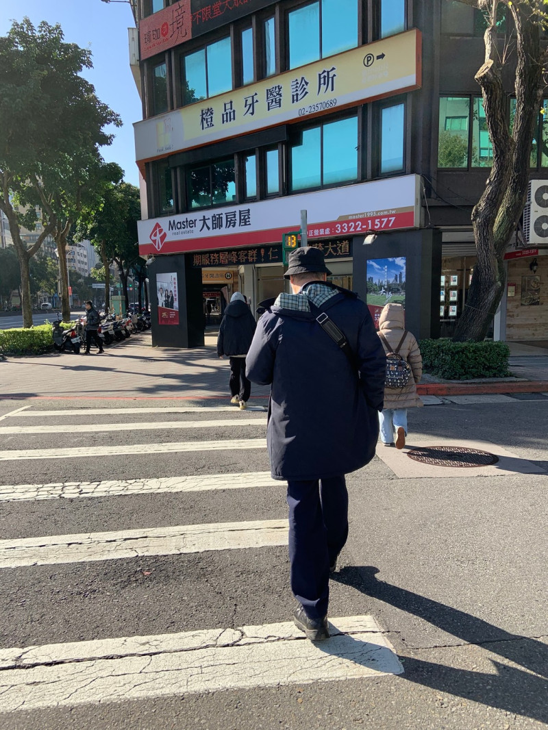 今日各地太陽露臉白天氣溫回升，不過氣象局表示，近3天日夜溫差可能高達15度，提醒大家要適時注意保暖。   張家寧／攝