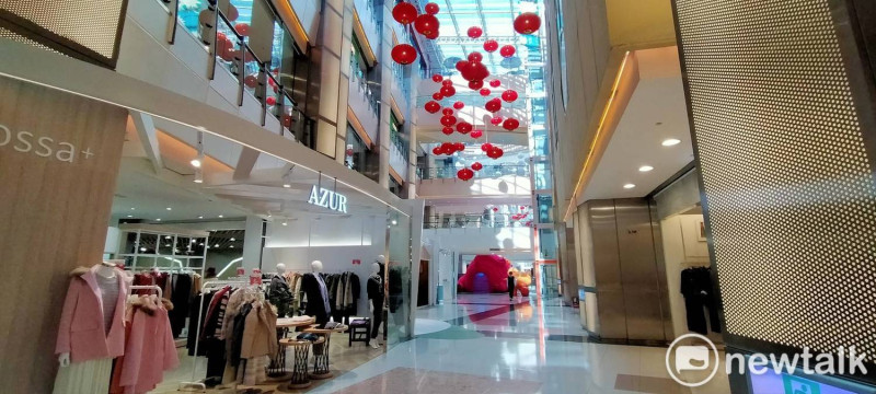 大江購物中心今恢復營業，賣場人潮受疫情影響明顯減少。   圖：林昀真/攝