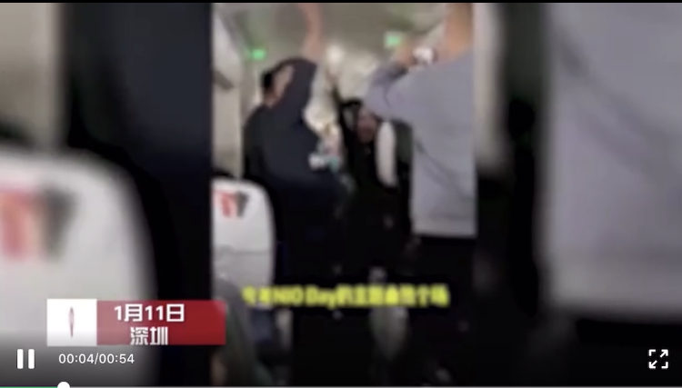 中國網路近期流傳一段影片，影片中顯示，多名乘客在飛機內唱歌、彈琴和跳舞，且有多人未佩戴口罩。   圖：翻攝自南方都市報