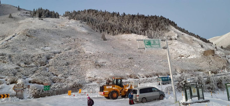 目前合歡山還有殘雪、路面結冰的情形。   圖：翻攝自中橫路況交通資訊站臉書