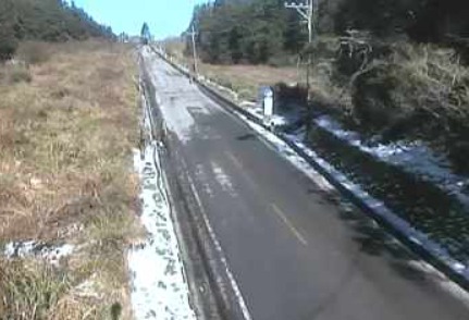 台7甲線45公里處「思源埡口」今日下午殘雪情形。   圖：翻攝自即時影像監視器網站