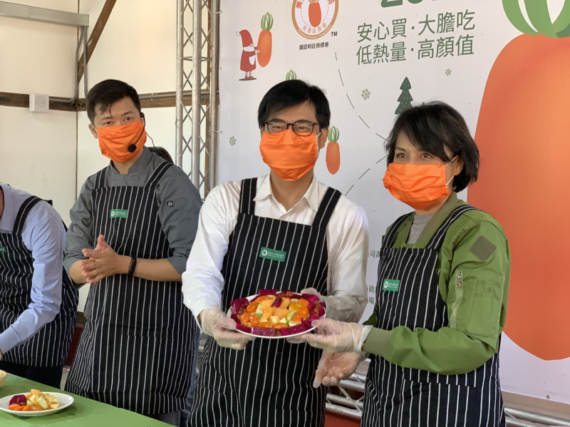 高雄市長陳其邁今（13）日上午到美濃參加2021年第九屆美濃「橙蜜香」番茄品質評鑑競賽。   圖/高雄市政府提供