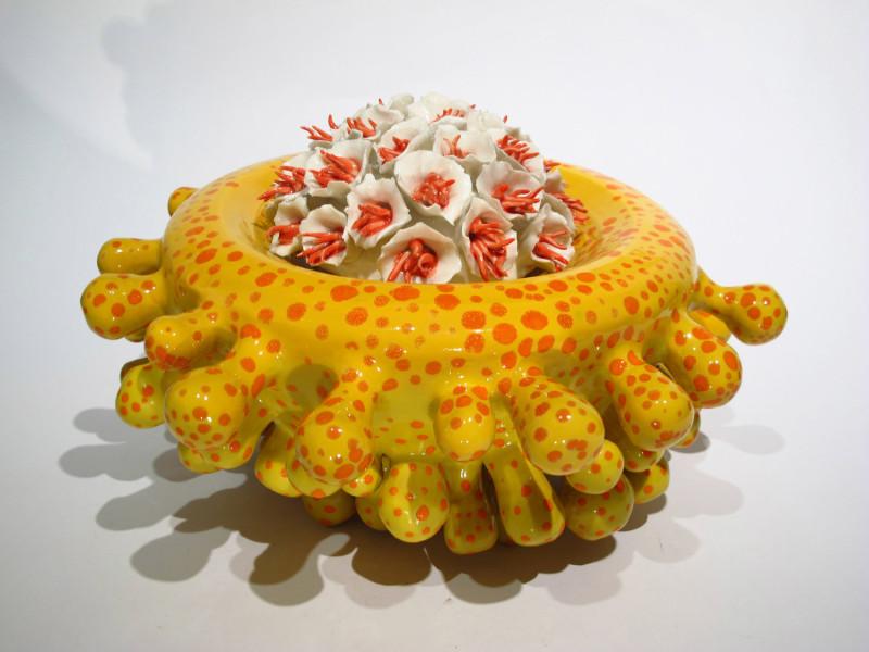 〈蜜腺〉其鮮明的色彩和多變的形體，獲2019年西班牙L’Alcora第39屆國際陶藝競賽「入選」殊榮。    圖：鶯歌陶瓷博物館提供