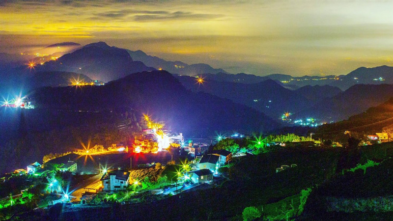 攝影師余信賢109年10月間拍攝阿里山頂石棹美麗夜景，參加美國國際攝影師聯盟的線上攝影大展，獲選佳作，這也是9件獲獎作品中唯一的台灣作品。   圖/中央社（余信賢提供）