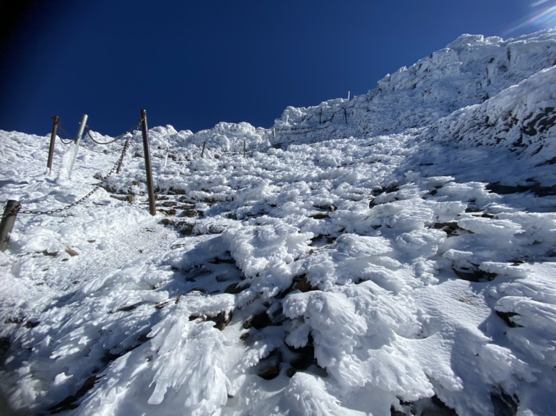 主峰線步道碎石坡至主峰頂路段仍有許多路面結冰、周遭有厚實的霧淞狀態，前往主群峰之遊客須有充足準備勿貿然前往。   圖：玉山國家公園管理處／提供