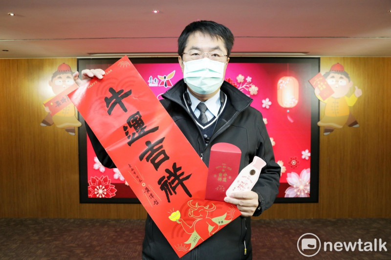 台南市長黃偉哲舉行春聯、紅包設計發表記者會，向市民拜早年。   圖：黃博郎／攝