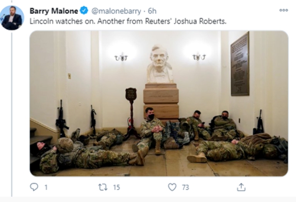 美國記者拍攝到大兵睡滿國會大堂的情況。   圖 : 翻攝自推特