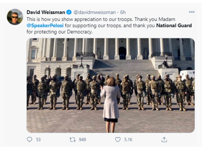 美國眾議院議長裴洛西向進駐國會的士兵表達敬意。   圖 : 翻攝自推特