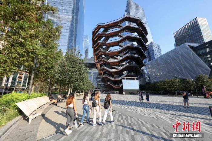 位於美國紐約曼哈頓的地標建築「大松果」已關閉，原因是該建築開放一年多，就已經有3人在此自殺。   圖 : 翻攝自中新網