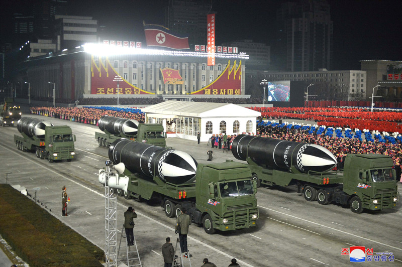 朝鮮14日晚間在平壤金日成廣場舉行夜間閱兵典禮，秀出新型短程潛射彈道飛彈，官媒吹捧為世界上最強武器。   圖：達志影像/路透社