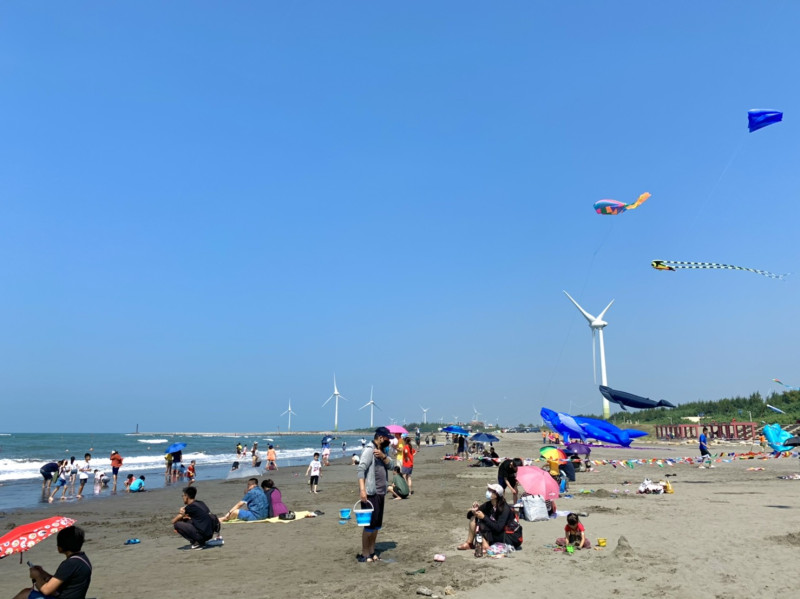 大安濱海在秋冬十傑，強勁東北季風容易激起巨大的危險海浪和沙浪。   圖：台中市觀旅局／提供