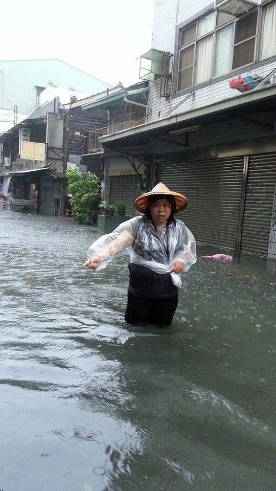 王美惠出現在水災現場。   圖：王美惠服務團隊/提供