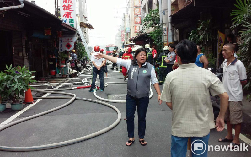 王美惠出現在火災現場。   圖：蔡坤龍/攝