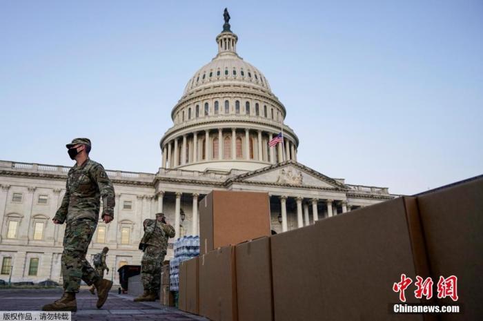 美國國民兵進駐華盛頓國會山莊，在新總統拜登就職大典時，會有兩萬名國民兵在華府防止可能的暴動。   圖 : 翻攝自中新網