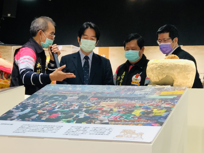副總統賴清德（左2）今（15）天上午到中華文化總會參觀「百年香隨－白沙屯媽祖進香文化展」。   圖：謝莉慧/攝