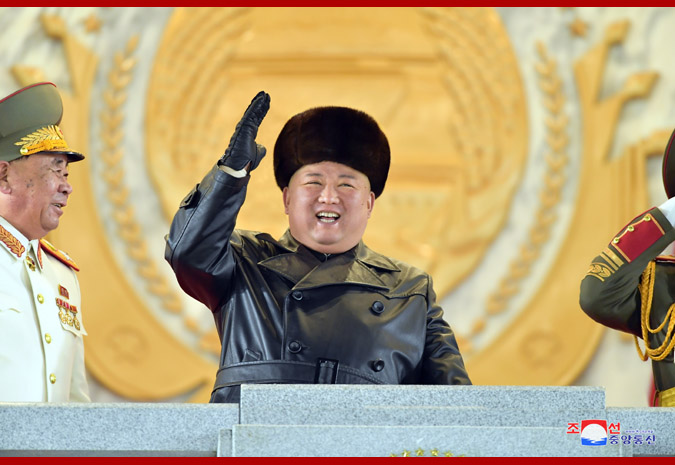 北韓領導人金正恩14日晚間出席北韓勞動黨第八次代表大會閱兵式。   圖：翻攝自朝中社