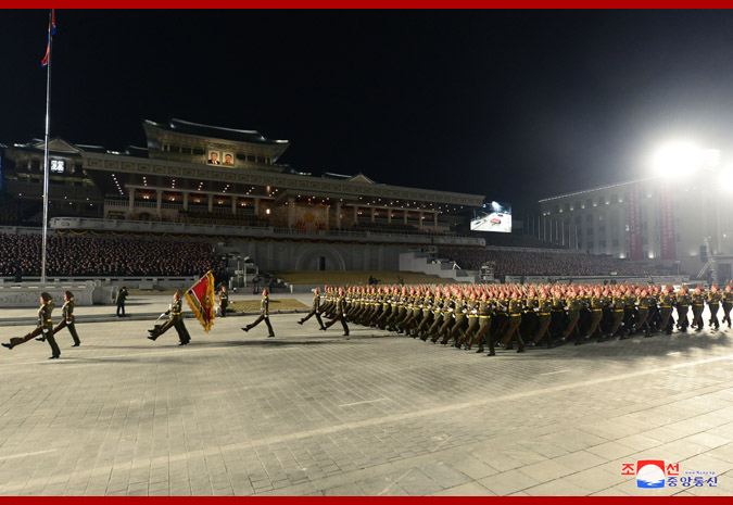 北韓閱兵大典登場，現場展示許多武器與軍容。   圖：翻攝自朝中社