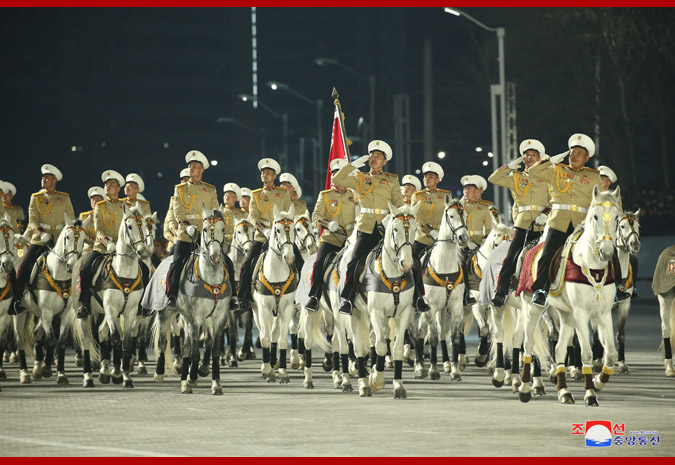 北韓軍人騎上白馬，整齊劃一進入閱兵大典。   圖：翻攝自朝中社